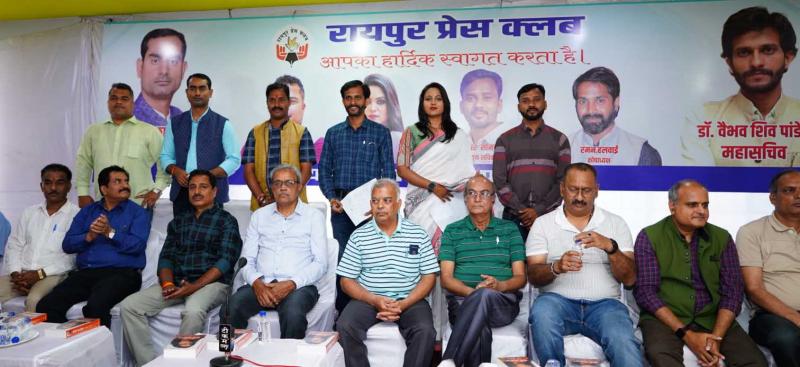 New officials of Raipur Press Club took oath to do better work, seniors shared their experiences, senior journalist Diwakar Muktibodh, new president Mr. Prafulla Thakur, Vice President Mr. Sandeep Shukla, General Secretary Dr. Vaibhav Shiv Pandey, Treasurer Raman Halwai, Joint Secretary Ms. Trupti Soni and Bimleshwar Sonwani, Chhattisgarh, Journalist Organization, Khabargali