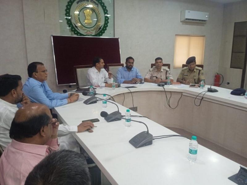 There will be a ban on DJs, action will be taken against those roaming around wearing masks and those driving after drinking alcohol. Instructions have been given to do Holika Dahan by 12:30 pm as per the auspicious time. Everyone should celebrate the festival in a cordial manner and with a feeling of brotherhood, Corporation Commissioner Abinash Mishra, Collector and District Magistrate Dr. Gaurav Singh, Raipur, Chhattisgarh, Khabargali