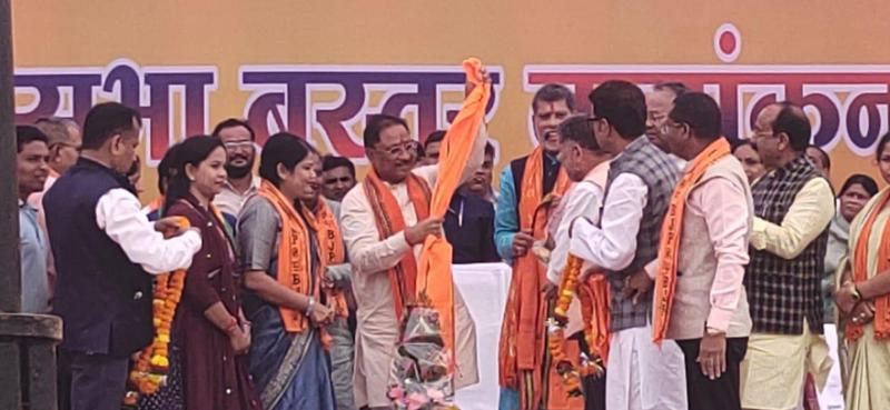 Before the nomination rally of BJP's Lok Sabha candidate Mahesh Kashyap in Jagdalpur, more than 1500 people including Jagdalpur Mayor Safira Sahu, State Congress General Secretary Yashwardhan Rao joined BJP, Chhattisgarh, Khabargali