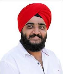 Three leaders including the Youth Congress District President resigned from the party in Mahasamund, Jasmeet Singh Badal Makkar, Councilor and District Planning Committee Member Jaspreet Preeti Badal Makkar and District Coordinator Youth Congress Social Media Ravi Singh Thakur, Chhattisgarh, Khabargali