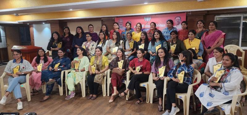 'Women journalists' honored in the Shakti Vandan program of BJP 'Mahila Morcha', Shalini Rajput, State Vice President Meenal Choubey, State General Secretary Vibha Awasthi, Champadevi Pawle, Co-Treasurer Mrs. Sandhya Tiwari, State Media Incharge Dr. Kiran Baghel, Social Media Incharge.  Kritika Jain, co-office incharge Mini Pandey, media co-incharge Shilu Sahu, Nisha Chaubey, Raipur, Chhattisgarh, Khabargali