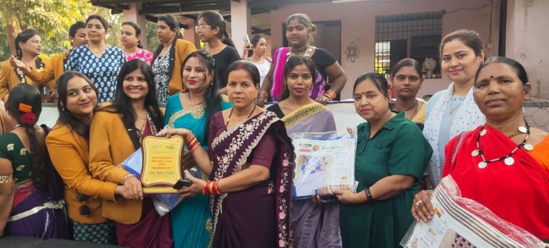International Women's Day celebrated in Kaleva, the capital's stronghold. Gyandeep Women's Self Help Group and JCI Raipur Wamanjali Zone 9 honored each other, Mrs. Rekha Tiwari, Senior Director Mrs. Sarita Sharma and Padmashree Payal Tiwari, Mrs. Archana Dwivedi, Secretary Parul Aggarwal, Chhattisgarh, Khabargali