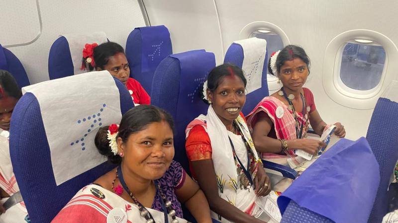 SHG Didis of Special Backward Tribe left for Delhi by plane, will meet the President, Deputy Chief Minister Shri Vijay Sharma called the Didis of Self Help Group home and left with gifts, Chhattisgarh, Khabargali