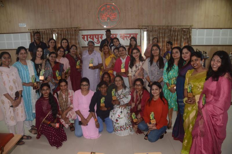 All paths become easier by accepting any challenge, Chief Minister Vishnu Dev Sai's wife Kaushalya Sai, senior journalist Asha Shukla, late. Madhukar Kher: Discussion on 'Challenges of Women Journalists' and organization of Women Journalist Award at Smriti Bhawan, Raipur Press Club, Mrs. Priyanka Kaushal, Mrs. Renu Nandi, Mrs. Sarita Dubey, Mrs. Bhavna Jha and Ms. Mamta Lanjewar, Raipur Press Club, Chhattisgarh. , Khabargali