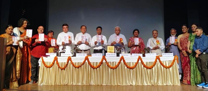 Release of the book I am Raveena by Dr. Kamlesh Gogia, Associate Professor and Senior Journalist, Department of Hindi, School of Arts and Humanities, Mats University, Raipur, Raveena Bariha, Chhattisgarh Mitwa Sankalp Samiti and Vidya Devi Charitable Trust, former General Secretary of Rashtriya Swayamsevak Sangh, Shri Suresh Bhaiyyaji Joshi, Director of AIIMS New Delhi, Dr. M Srinivas and Joint Secretary of Ministry of Social Justice and Empowerment, Radhika Chakraborty, Raipur, Chhattisgarh, Khabargali