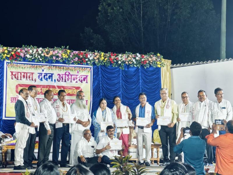 Oath taking ceremony of "Regional Kanyakubj Brahmin Sabha Chhattisgarh Raipur", the strong and universally accepted national organization of Brahmin community, oath taking ceremony and Brahmin conference was held with great pomp in Tulsi Mangalam Bhawan on completion of 10 years of the organization, newly appointed State President Shri Radhey Govind Bajpai, State General Secretary Shri Satish Chandra Mishra, Treasurer-Shri Shiv Narayan Tiwari were welcomed by Acharya Shri Umashankar Sharma, Chhattisgarh, Kh