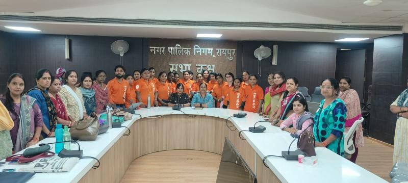 Through startup, the corporation provided employment to 20 women in Swiggy, Raipur Municipal Corporation Commissioner Abinash Mishra, NULM in-charge Dr. Tripti Panigrahi, Consultant Mission Manager Sushma Mishra, Khabargali