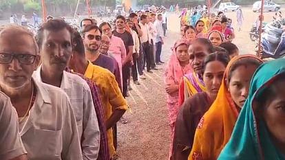 53.09% voting in Chhattisgarh till 1 pm, less voting in Rajnandgaon, EVM faulty in Gariaband, second phase of voting has started in Chhattisgarh, three seats of the state Rajnandgaon, Mahasamund and Kanker are included in the second phase, Khabargali