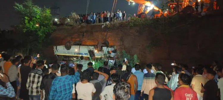 Tragic accident: Bus fell 40 feet down in Kumhari..15 dead, Chhattisgarh, Khabargali