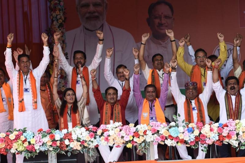 Many Congress leaders including former Chief Minister Bhupesh Baghel's sister-in-law joined BJP, Seema Baghel and former District Congress President Ghanaram Sahu's son Satish Sahu and senior Mahila Congress leader Gurmeet Dhanai left Congress and joined BJP, Chhattisgarh, Khabargali