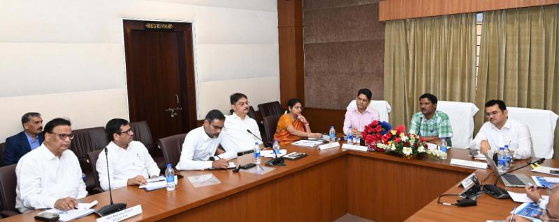 Chhattisgarh is the leading state in the country in terms of availability of mineral resources and mining activities, Union Mineral Secretary Shri V.L. Kanta Rao, Secretary of Mineral Department Shri P. Dayanand, Revenue Secretary of Chhattisgarh Shri Avinash Champawat, Secretary of Environment Department Smt. R. Sangeeta, Director of Mineral Department Shri Sunil Jain, Joint Director of Mineral Department Shri Anurag Diwan, Raipur, Khabargali