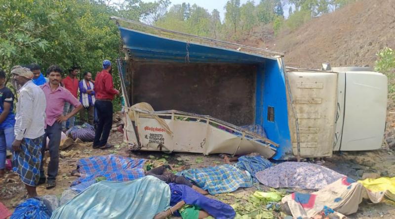 Pickup fell into a deep ditch, 18 people lost their lives, 7 injured, Kawardha, workers returning to their village in a pickup after plucking tendu leaves became victims of an accident, Chhattisgarh, Khabargali