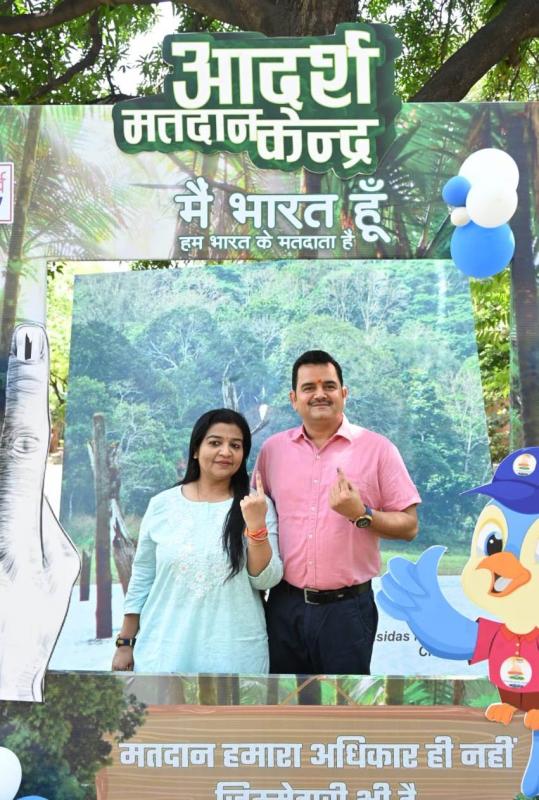During the third phase of voting for the Lok Sabha elections 2024, Secretary to the Chief Minister and Public Relations Secretary Shri P. Dayanand along with his wife Smt. Shailaja exercised his franchise at Adarsh polling station number 52 of Devendra Nagar Officers Colony Raipur, Chhattisgarh, Khabargali