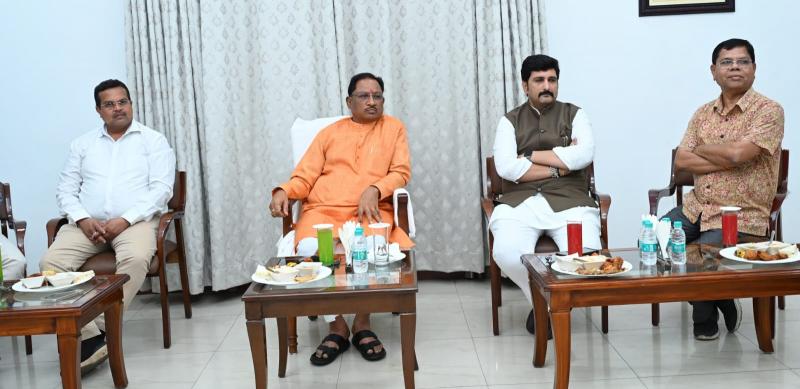 Chief Minister congratulated BJP Media Department for its excellent performance in the Assembly and Lok Sabha elections. Chief Minister Vishnu Dev Sai, Deputy Chief Minister Vijay Sharma, BJP Media Department in-charge Amit Chimanani, Media Department co-in-charge Anurag Agrawal, Media Advisor to Chief Minister Pankaj Jha, khabargali