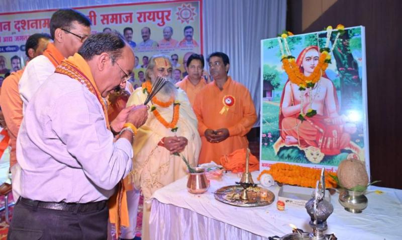 Lord Aadya Guru Shankaracharya Jayanti celebration was celebrated with great pomp by Chhattisgarh Sanatan Dashnam Goswami Samaj, we all have to do the work of revival and restoration of Sanatan: Arun Sao, National President, All India Goswami Samaj Delhi, Dr. Mahesh Giri Maharaj, National President, Goswami Mahasabha Delhi, Mahant Shri Sachchidanand Giri Ji Maharaj, State President of Rajasthan Goswami Samaj, Babulal Bharti, Chhattisgarh, Khabargali