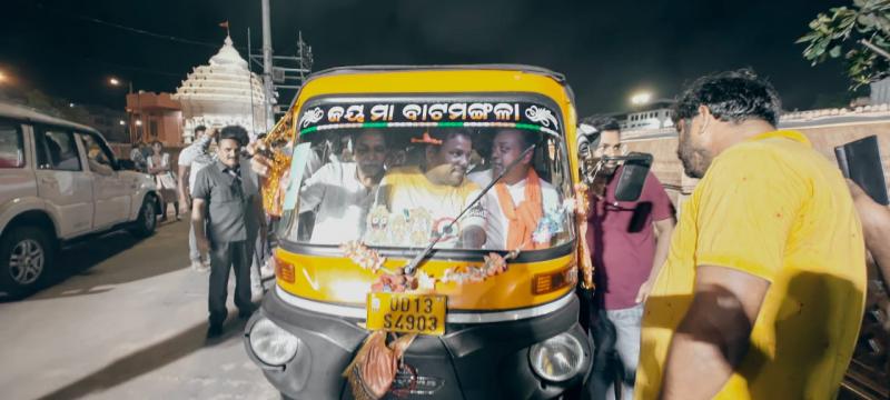 Before PM Modi's roadshow, BJP's unique campaign on the streets of Puri, Sambit Patra and Rajesh Munat took an auto ride, told the people of Puri about Modi's guarantee, Khabargali