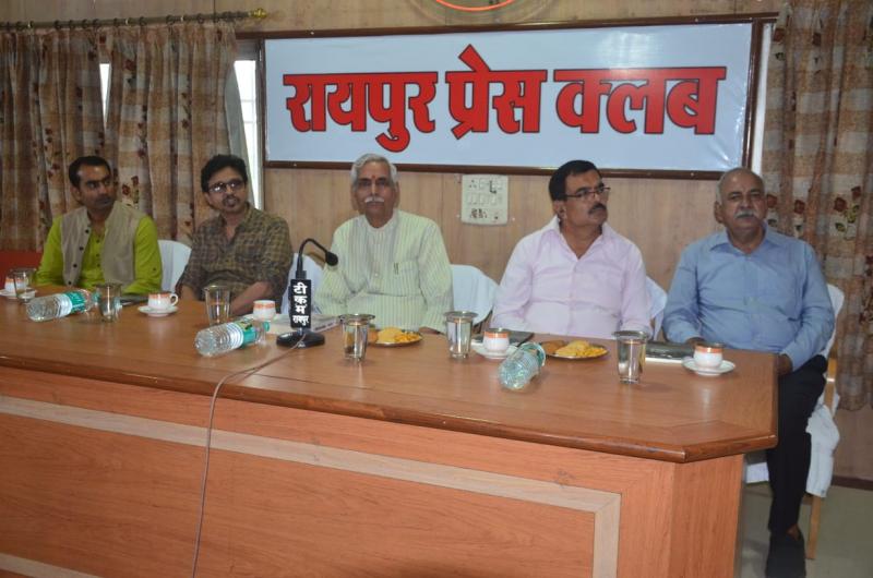 Narada Jayanti celebration organized at Raipur Press Club, Raipur Press Club, Kaushal Kishore Mishra, Manoj Baghel and senior photo journalist Vinay Sharma, Pradeep Joshi, Raipur Press Club President Prafull Thakur, General Secretary Vaibhav Shiv Pandey, Treasurer Raman Halwai, Joint Secretary Tripti Soni, Executive Member Bhavana Jha, Nadeem Menon, Parag Mishra, Raipur, Chhattisgarh, Khabargali