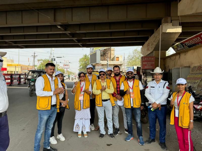 Buttermilk and electrical powder distributed to traffic personnel to provide relief from heat, V For Nation organization started service campaign, Raipur, Chhattisgarh, Khabargali