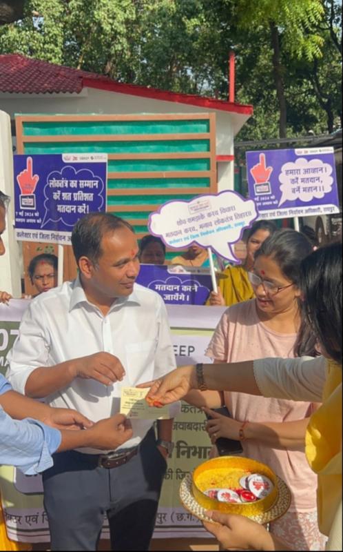 Collector Gaurav Singh invited Chief Secretary Mr. Amitabh Jain to vote by giving him yellow rice, Raipur, Chhattisgarh, Lok Sabha elections, Khabargali