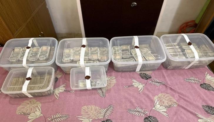 One crore cash and gold seized from absconding policeman's house, Khabargali