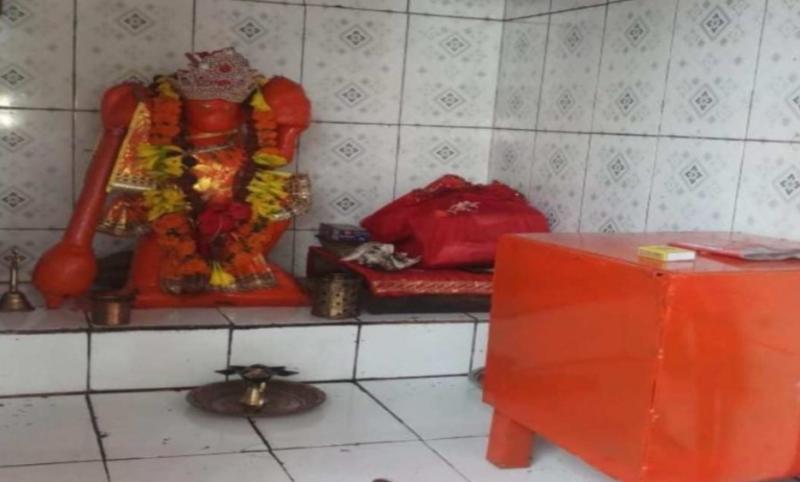 Thieves took away the old donation box filled with money by keeping a new one in a temple in Raipur, a unique case of theft in Boriyakla of Muzgahan police station area, the thief took away the donation box filled with money, Khabargali