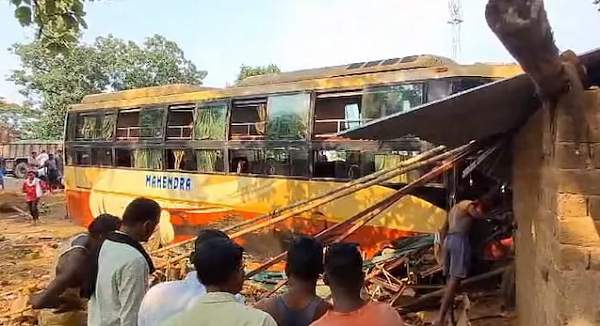 Big Accident: Bus going from Raipur to Jagdalpur met with an accident due to tire burst, two killed, 6 injured in the accident...  Kondagaon news Hindi news  latest news big news