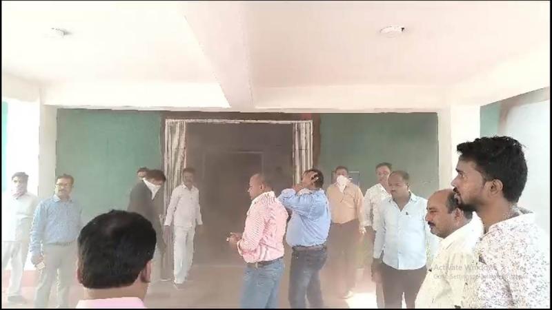 employees beat up media persons during coverage...  raipurenews cg news 