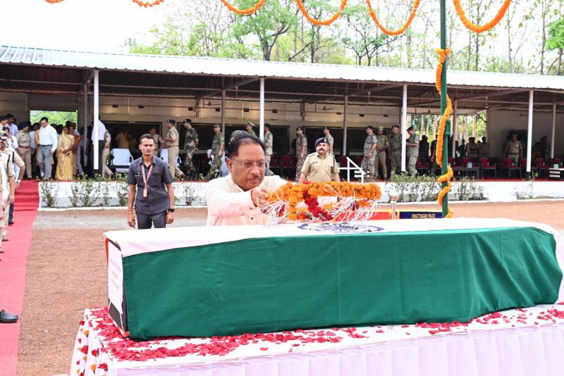 Martyr Jawan Shri Nitesh Ekka, Chief Minister and Deputy Chief Minister paid tribute to the martyred jawan in the Naxalite encounter, Chhattisgarh, Khabargali