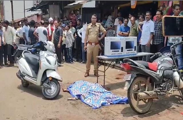 In Chhattisgarh, a college girl was stabbed in broad daylight, people kept watching as spectators  21 year old college student Ranjana Yadav daughter of Rajendra Yadav stabbed to death in front of State Bank in residential area of ​​Gaurela police station area of ​​GPM district, accused Durgesh Prajapati, Khabargali