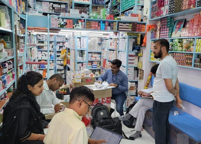 Food and Drug Administration's surprise inspection, samples of suspicious medicines and food supplements were taken, Raipur, Chhattisgarh, Khabargali