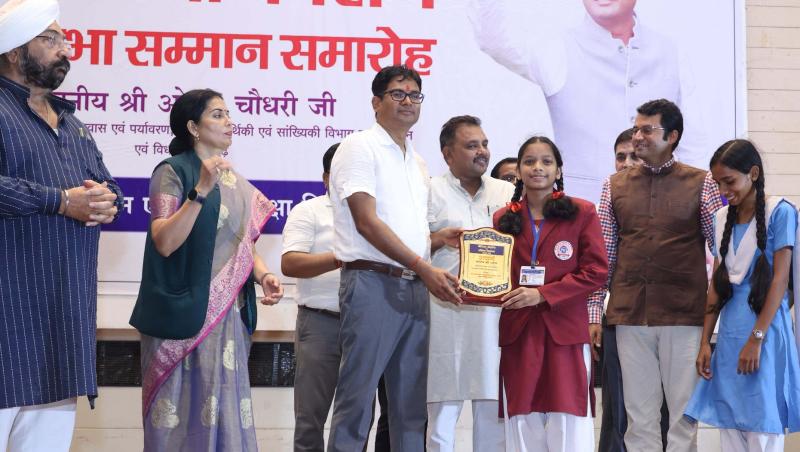 ‘Utkarsh-Building the Future’ Program and Pratibha Samman Ceremony, Don’t be bothered only by counting degrees, study for capability, Finance Minister O.P. Choudhary, Collector Kartikeya Goyal, Superintendent of Police Divyang Patel, CEO District Panchayat Jitendra Yadav, Chhattisgarh, Khabargali