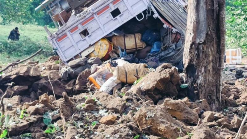 Landmine blast happened again, two soldiers martyred, Naxalites blew up a police truck by blasting a landmine in Jagargunda police station area of ​​Bijapur district on Sunday afternoon, in which two soldiers of CRPF 201 Cobra Vahini Vishnu R and Shailendra were martyred, Chhattisgarh, Khabargali