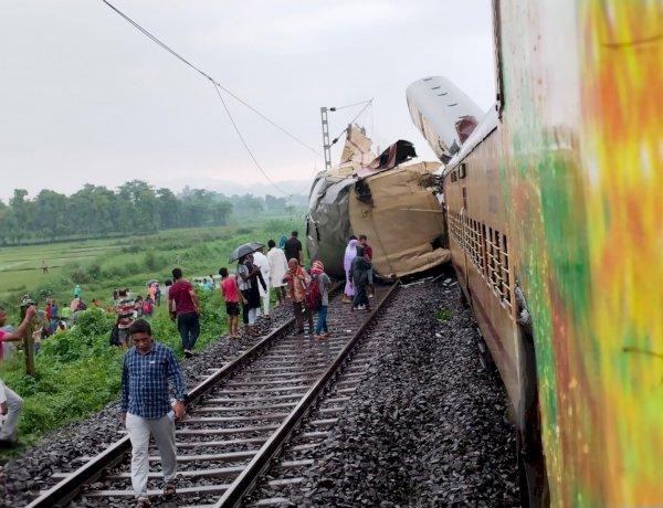 Major accident: Goods train collides with Kanchenjunga Express, 7 killed, 25 injured...  bignews hindinews latestnews bignews train accident news bignews khabargali