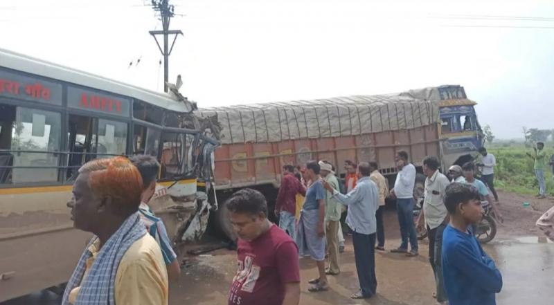 ACCIDENT NEWS: City bus and truck collide in Raipur Kharora Road, 20 people injured... Raipur news kharora news khabargali 