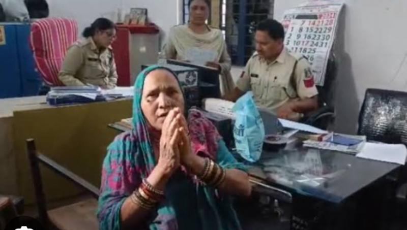 Woman caught with 7 kg cow meat in Raipur, local cow servants complained latest news Hindi news khabargali 