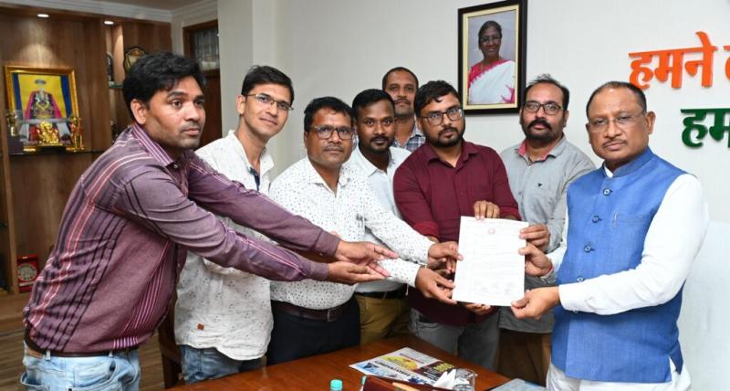 To resolve the salary discrepancy, the delegation team met the Chief Minister and submitted a memorandum... Latest news Hindi news cg news khabargali 