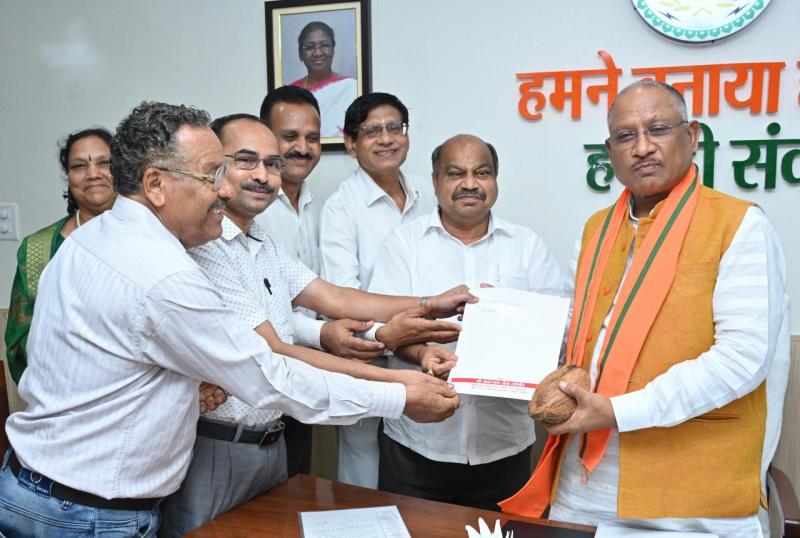 Utkal society invited CM to participate in Lord Sri Jagannath Rath Yatra, MLA Purandar Mishra, Dr. PK Patra, Dr. Kamalakant Bhoi, Shri Narayan Bhoi, Mrs. Usha Patel, Gayatri Nagar, Jagannath Temple, Raipur, Chhattisgarh, Khabargali