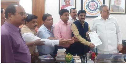 Chhattisgarh Employees Officers Federation met the Speaker of the Assembly regarding four point demands including dearness allowance and arrears, Dr. Raman Singh, Kamal Verma, Khabargali