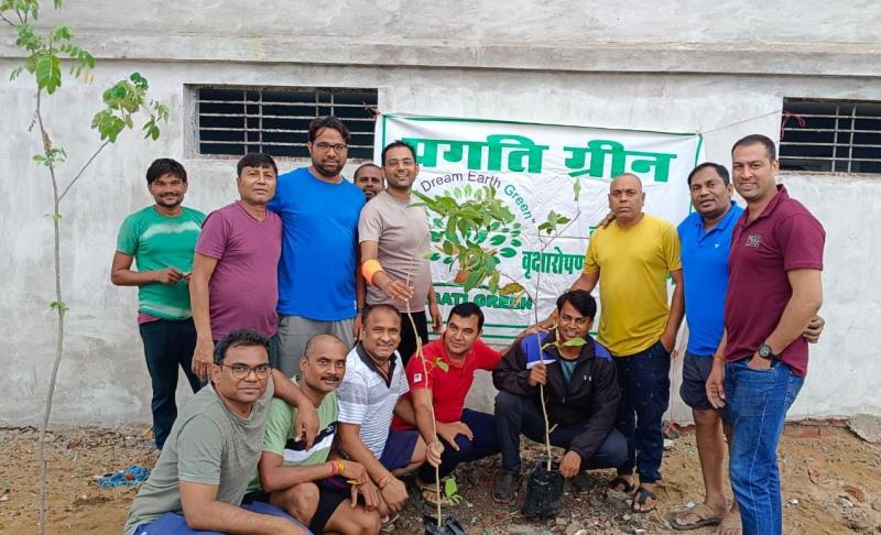 The first tree plantation of this season was done by Pragati Green Sanstha in the big pond located in Mowa. This year the target was to plant a total of 251 trees and preserve them, tree plantation for the last 6 years, more than 5000 plants planted have taken the form of trees, President Gajendra Singh Thakur, Vinay Sahu, Sandeep Singhania, Surendra Patel, Pintu Janghel, Asim Sharma, Anil Patel, Abhishek Saxena, Dipesh Baghel, Arvind Verma, Prakash Rathore, Nilesh Soni, Raipur, Chhattisgarh, Khabargali