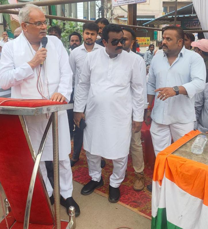 Congress's block-level protest against the unprecedented hike in electricity rates and continuous power cuts in Chhattisgarh, former Chief Minister Bhupesh Baghel ji, state in-charge general secretary Malkit Gendu ji, city district Congress committee president Girish Dubey, block in-charge Sushil Sunny Agarwal ji, municipal corporation chairman Pramod Dubey, Block Congress Committee President Prashant Thegdi, Mahendra Chhabra, Sushil Anand Shukla, councilor Uttam Sahu, Kamlesh Nathwani, Raipur, Chhattisgarh