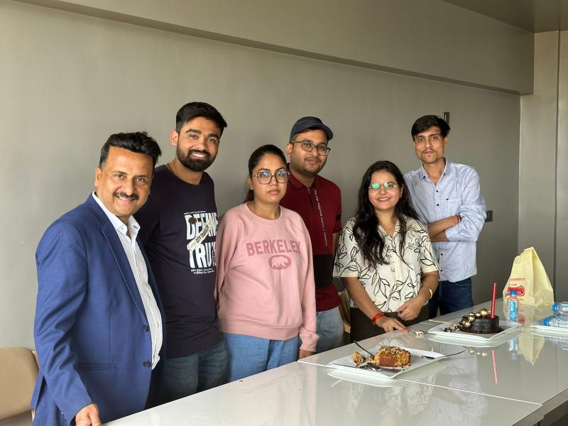 Celebrated success by cutting cake after becoming a CA from Tarwani & Associates, CA Chetan Tarwani, Raipur, Chhattisgarh, Khabargali