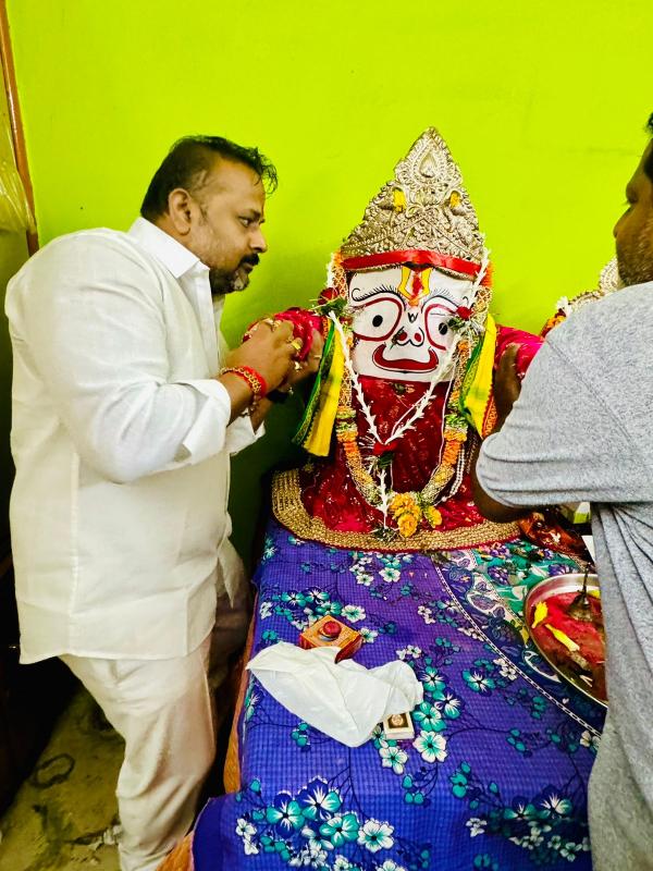 Lord Jagannath's Rath Yatra was organized at Lily Chowk in which former president of Chhattisgarh Building and Other Construction Workers Welfare Board Sushil Sunny Agarwal along with his family participated, Pandit Sanjay Joshi, Sachin Sharma, Raipur, Chhattisgarh, Khabargali