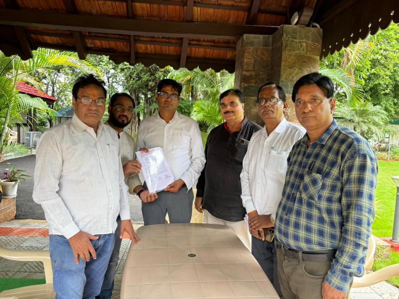 In the meeting of the delegation of Employees Officers United Front with Finance Minister OP Chaudhary, consensus was reached on giving 4% DA from the due date, State Convenor of Chhattisgarh Employees Officers Federation Anil Shukla, President of Ministerial Employees Union Mahendra Singh Rajput, Patron Tirath Lal Sen, State President of Chhattisgarh State Health Employees Union Alok Mishra, State President of Clerical Class Government Employees Union Sanjay Singh, State Spokesperson Devashish Das, State P