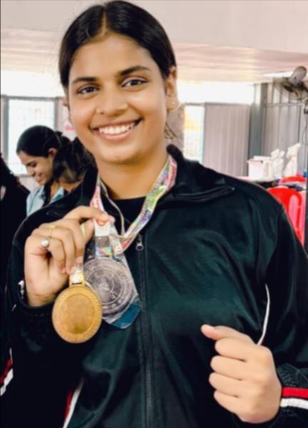 Toshika Pandey, famous Kathak dancer Toshi Pandey is now also performing well in martial arts, won gold in national level Muay Thai competition and silver medal in state level competition, in Vivekanand Martial Arts Club, club director Aman Yadav, Rajkumar Kumari Anita Chauhan, Raipur, Chhattisgarh, Khabargali