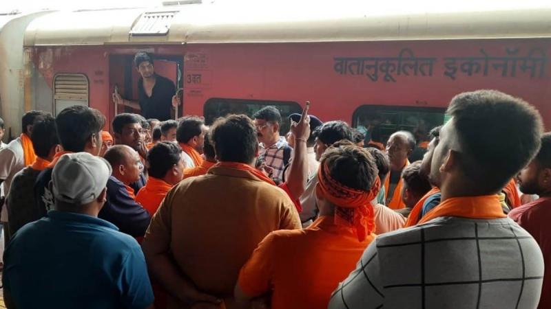 Kanwariyas created ruckus in Bilaspur zonal station, got angry due to separation of coaches  latestnews  hindinews cg news bilaspurnews  hindinews khabargali 