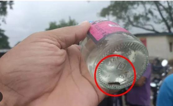  A worm was found in a liquor bottle, there was a huge uproar, people said that adulterated liquor was being sold with worms...  latestnews hindnews bignews  khabargali  