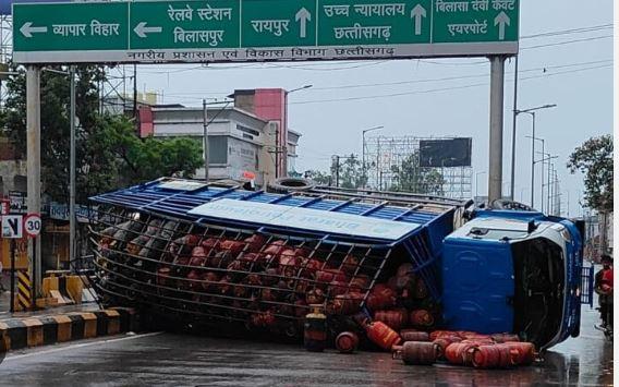  A truck filled with cylinders overturned near the overbridge, police is investigating the case...  latestnews  hindinews  bignews  khabargali  