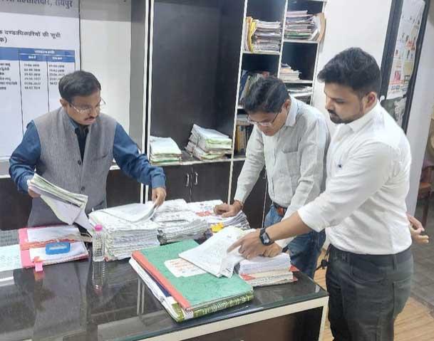 Divisional Commissioner served notice to SDM for keeping the order pending, instructions to conduct early hearing on revenue related cases, Divisional Commissioner Mahadev Kavre conducted surprise inspection of Sub Divisional Revenue Officer and Tehsil Office, Raipur, Chhattisgarh, Khabargali