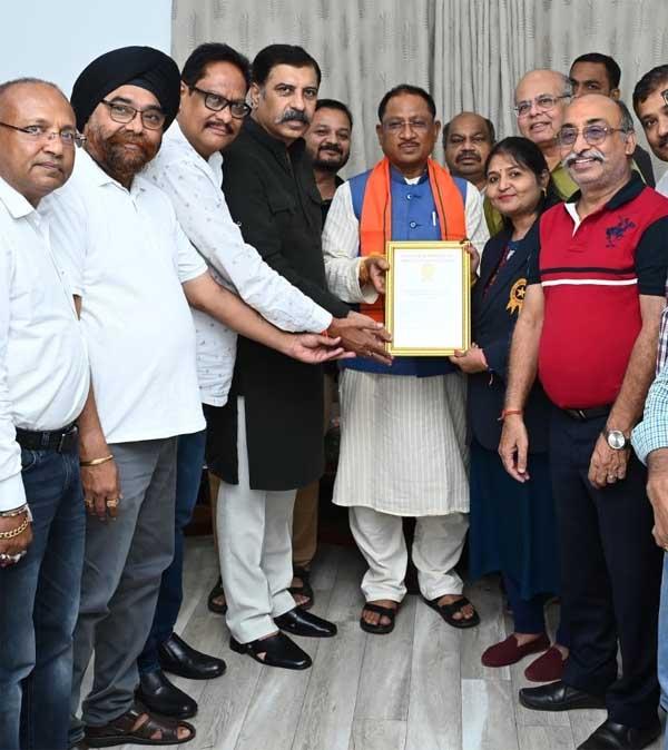 The Chamber's name was included in the Golden Book of World Records after having more than 11200 Chamber members, Chief Minister Sai honored the Chamber President Amar Parwani and his team by presenting mementoes and medals, Raipur, Chhattisgarh, Khabargali, General Secretary Ajay Bhasin, Treasurer Uttamchand Golchha, Executive President Rajendra Jaggi, Vikram Singhdev, Ram Mandhan, Manmohan Agarwal