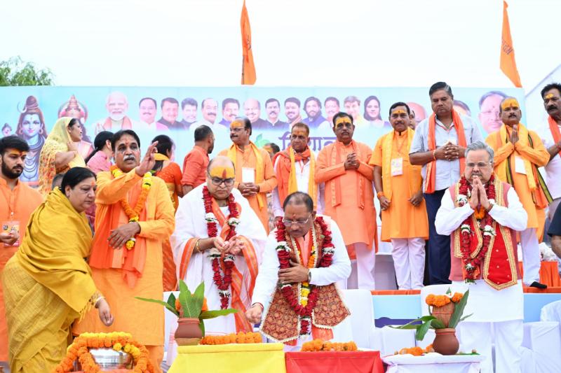 Grand Kanwar Yatra started in Raipur, CM Vishnudev Sai, former CM Raman Singh took Kanwar, grand event is organized every year under the leadership of Moonat, Kanwar Yatra lasted for 6 hours, Shiva devotees performed Jalabhishek of Hatkeshwarnath, Raipur, Chhattisgarh, Khabargali